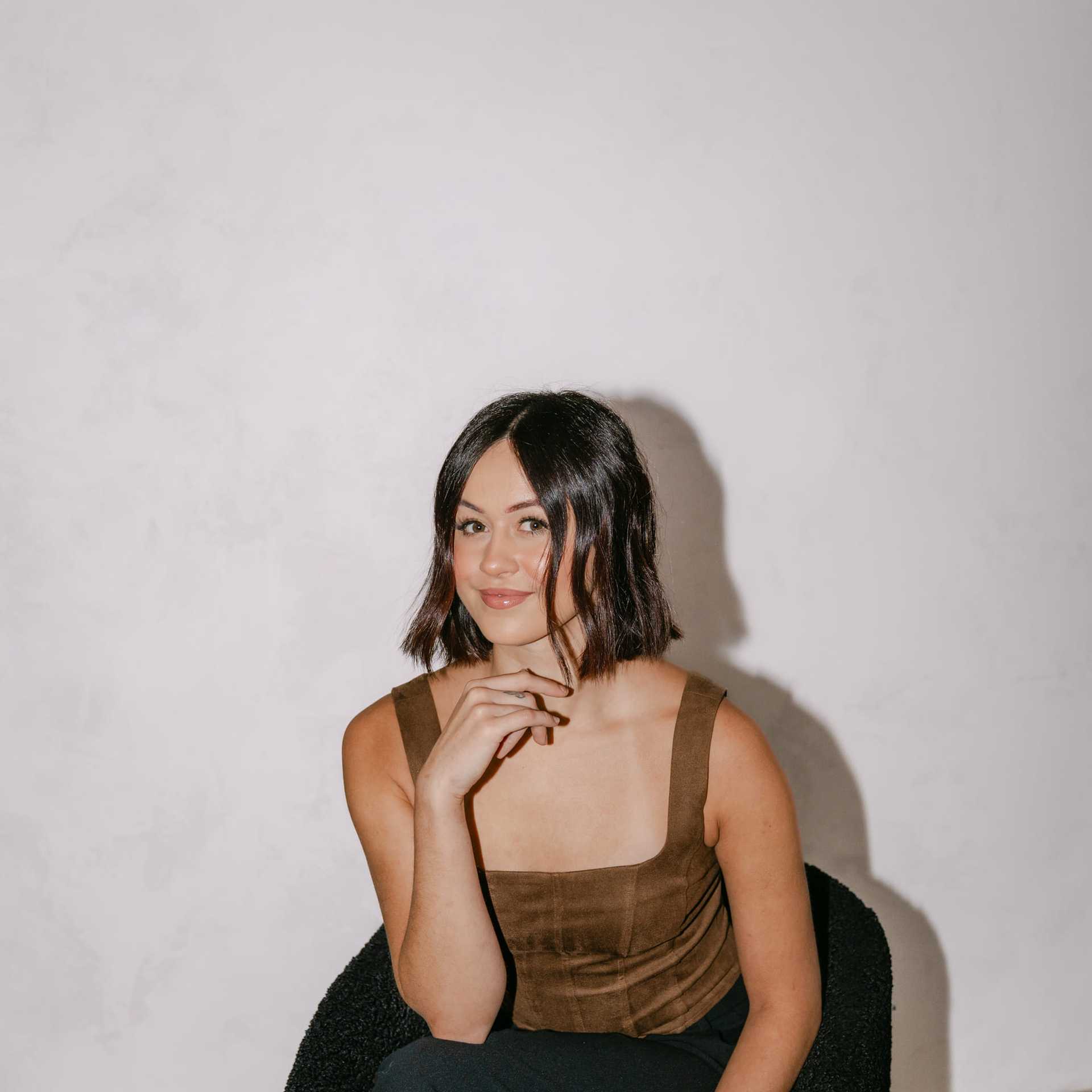 Portrait of Evelyna Straoverova, a professional stylist at Chromatique Salon, showcasing their expertise and style.